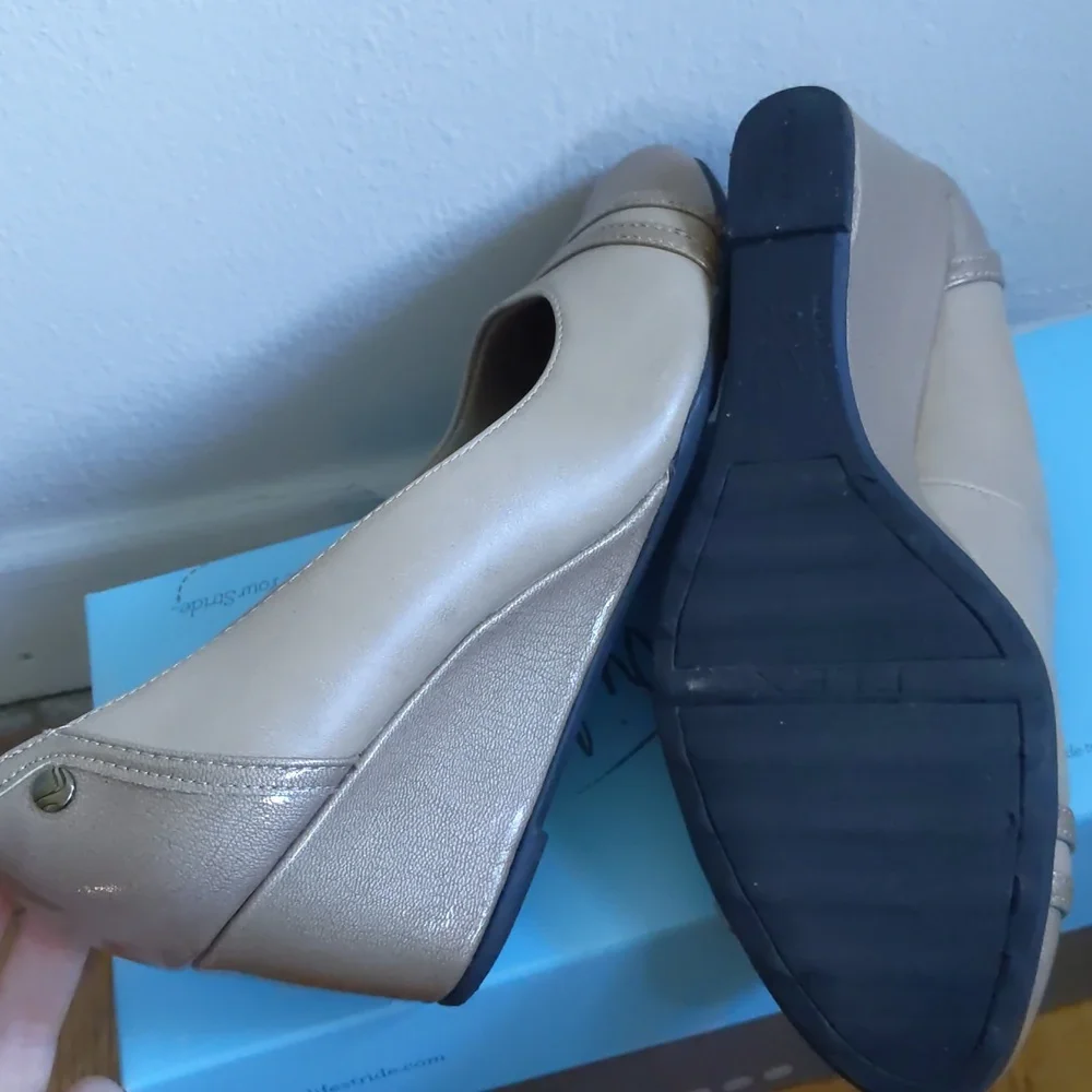 ❌DONATED Comfy beige nude soft system wedge heels - Picture 4 of 11